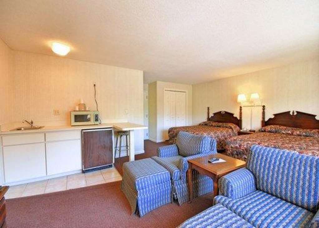Econo Lodge Inn & Suites Groton Quarto foto