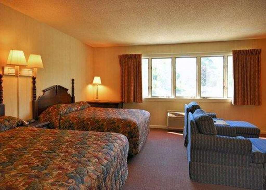 Econo Lodge Inn & Suites Groton Quarto foto