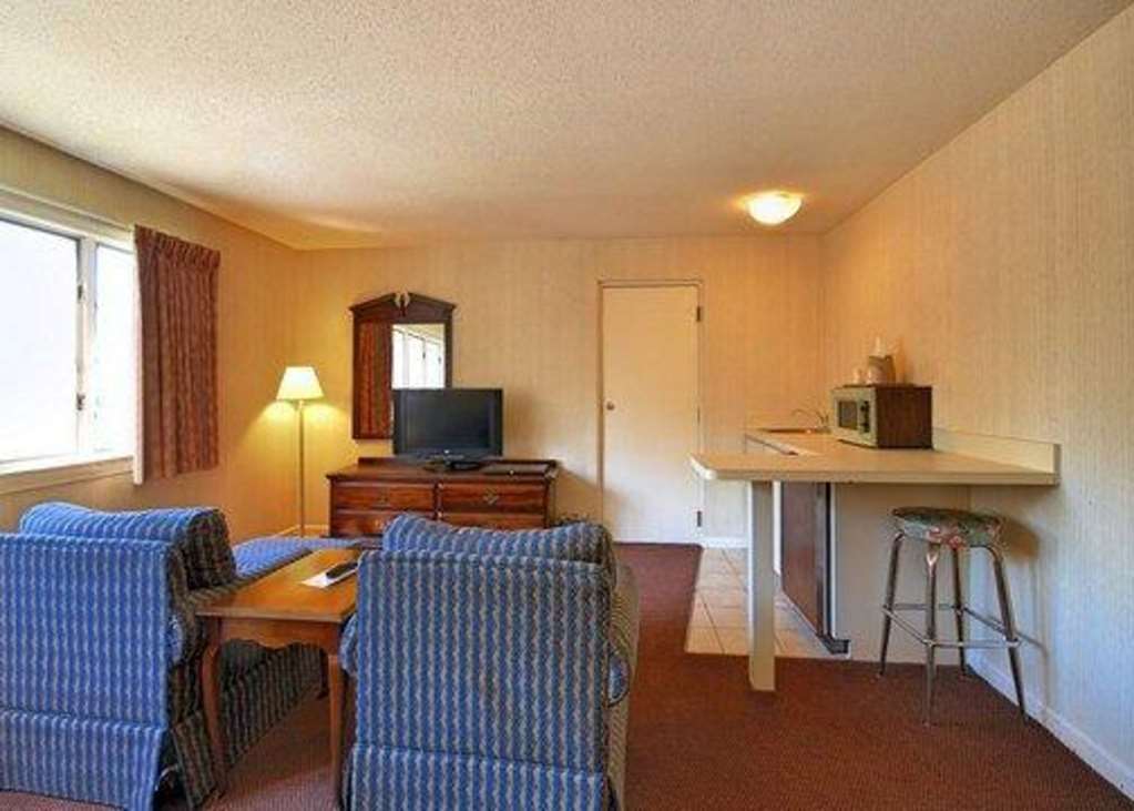 Econo Lodge Inn & Suites Groton Quarto foto